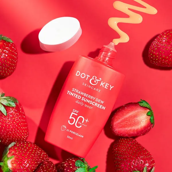 Dot & Key Strawberry Dew Tinted Sunscreen SPF 50+ PA++++ With Niacinamide - 01 Porcelain - 50ml